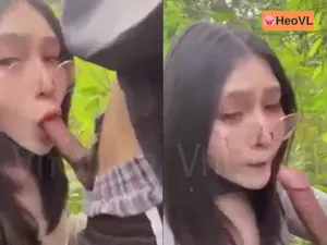 đi dã ngoại tiện địt em ghệ ở trong rừng
