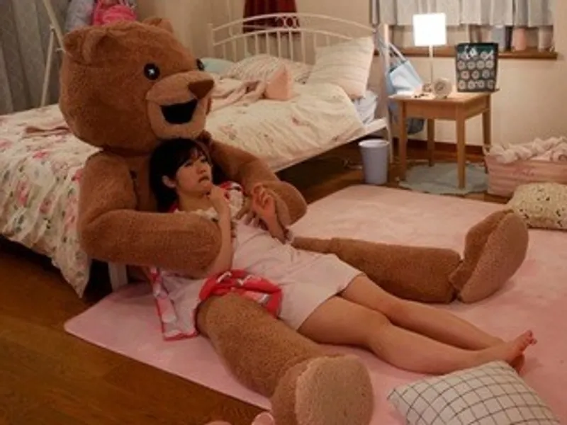 Chú eny nhồi bông và em nữ sinh ngây thơ