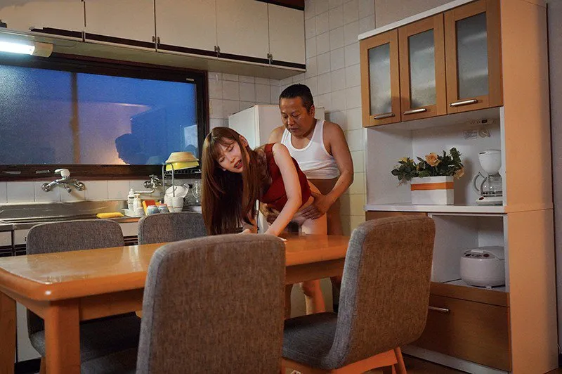 Con gái bị gã chồng mới của mẹ nện mỗi ngày, cho dù đã có người yêu
